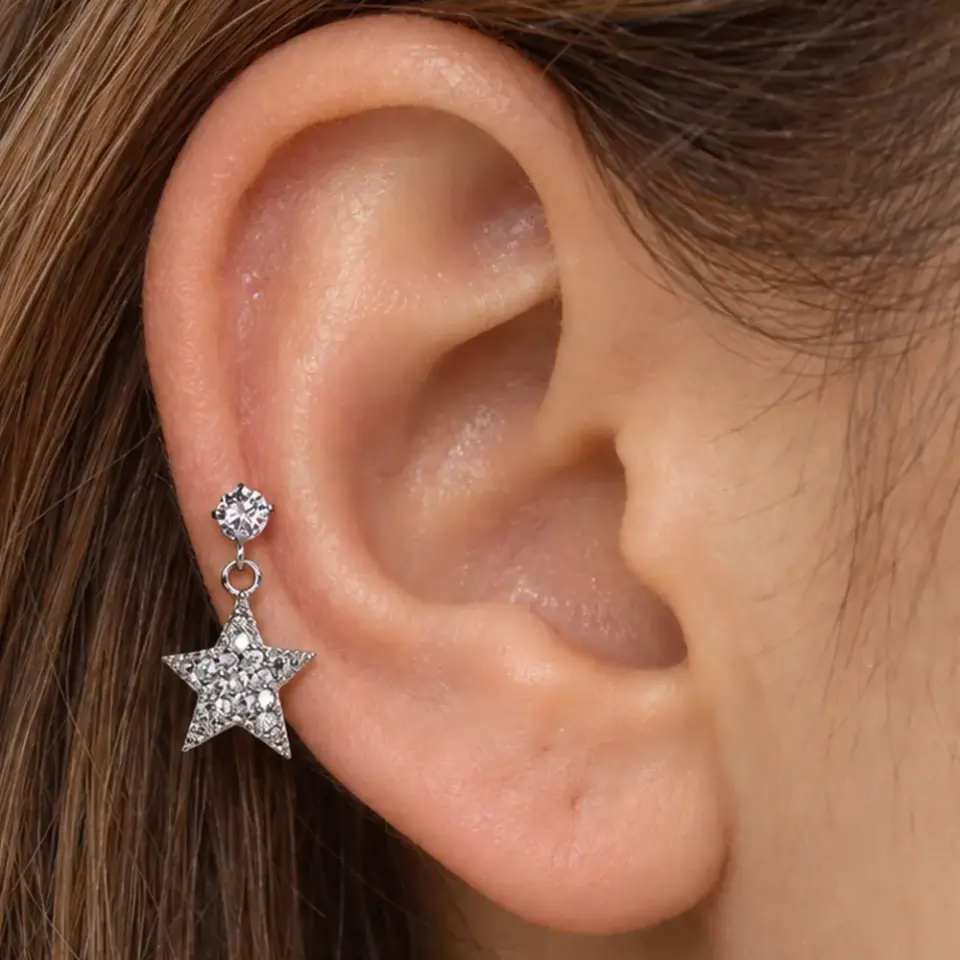 yildiz-sallantili-helix-piercing-kulakta-durusu