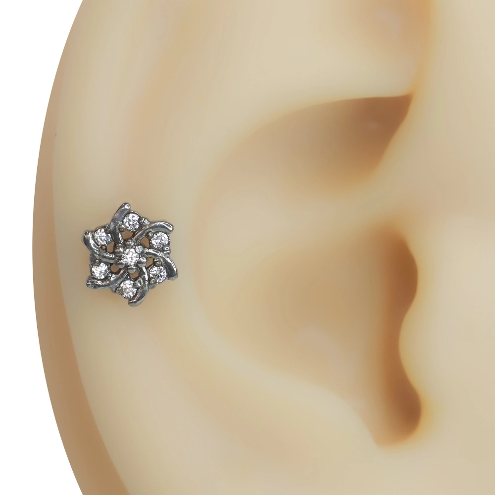 Rüzgar Gülü zirkon taşlı tragus helix kıkırdak piercing modelinin kulak kıkırdağındaki zarif ve dinamik duruşu