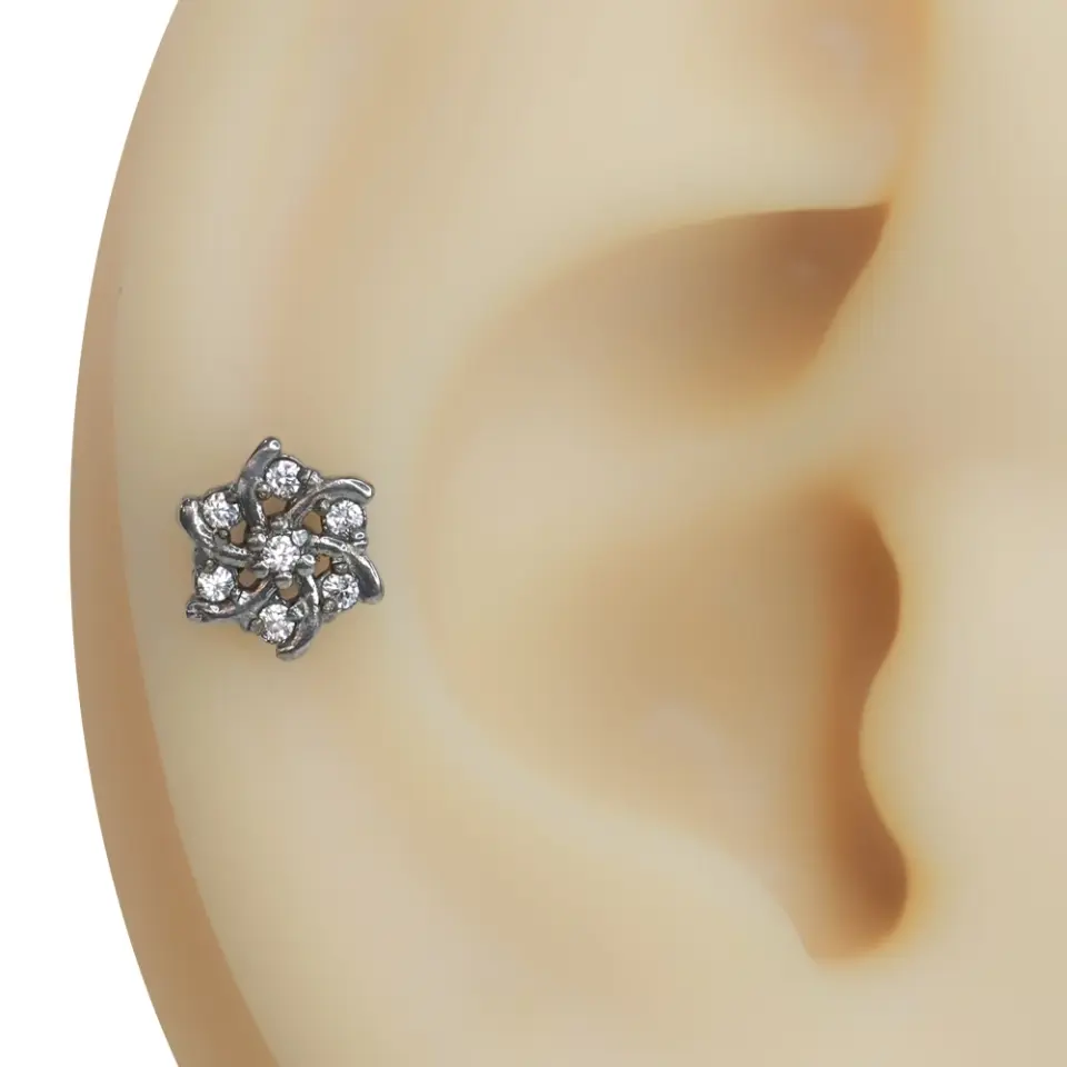 Rüzgar Gülü zirkon taşlı tragus helix kıkırdak piercing modelinin kulak kıkırdağındaki zarif ve dinamik duruşu