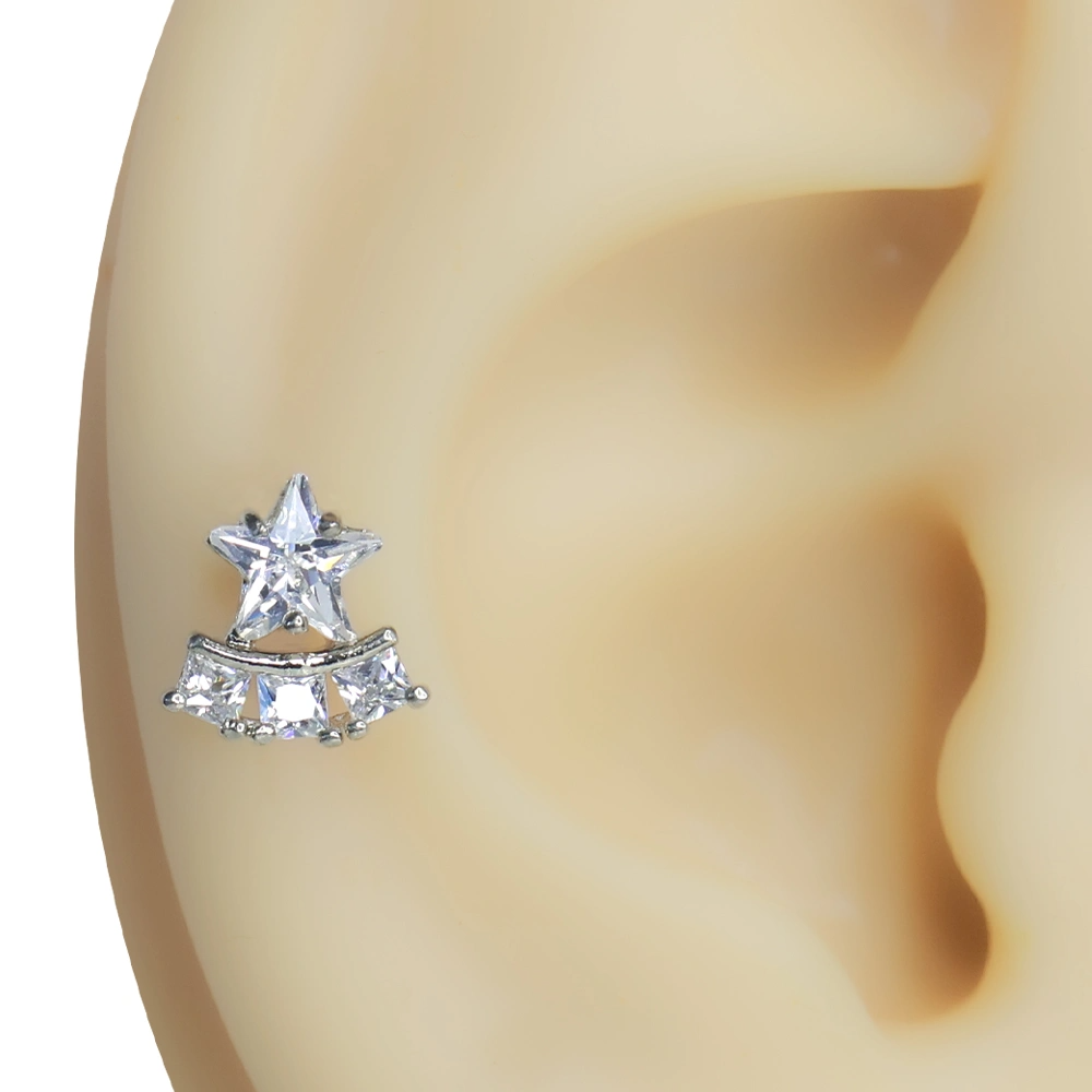 Kulak kıkırdak bölgesinde sergilenen zirkon taşlı gökyüzü ışığı piercing