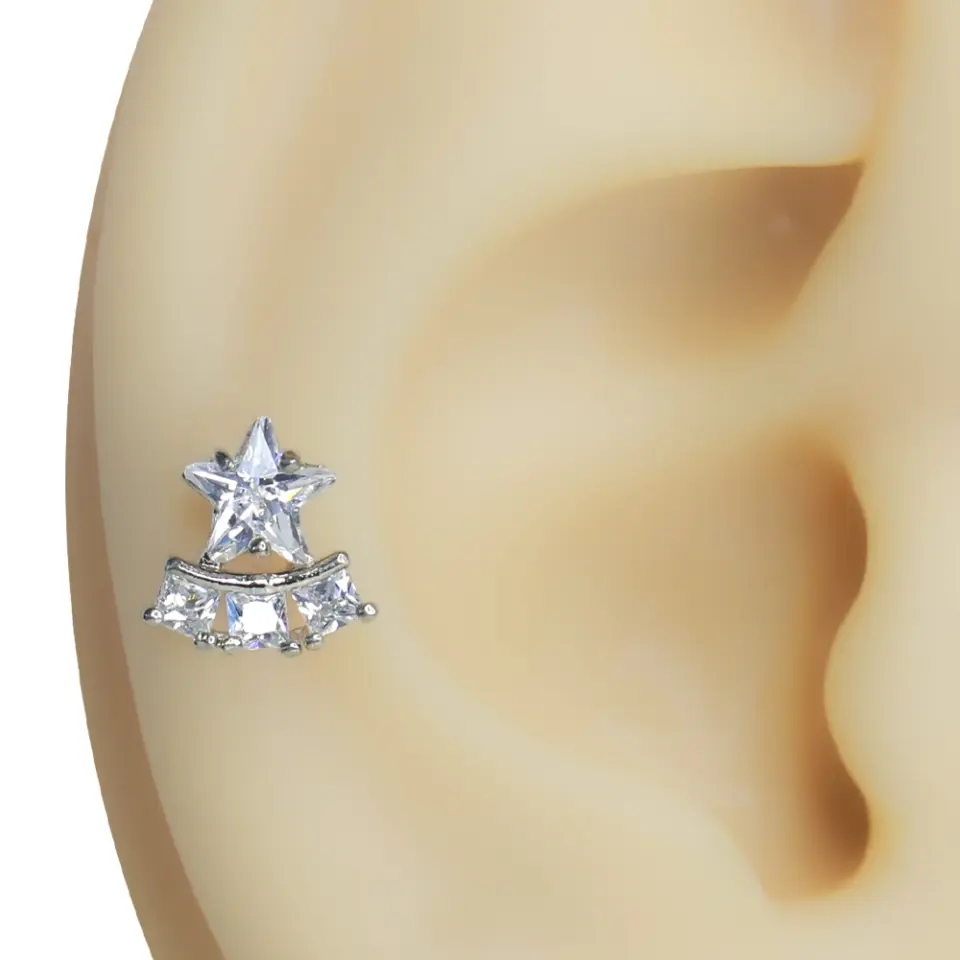 Kulak kıkırdak bölgesinde sergilenen zirkon taşlı gökyüzü ışığı piercing