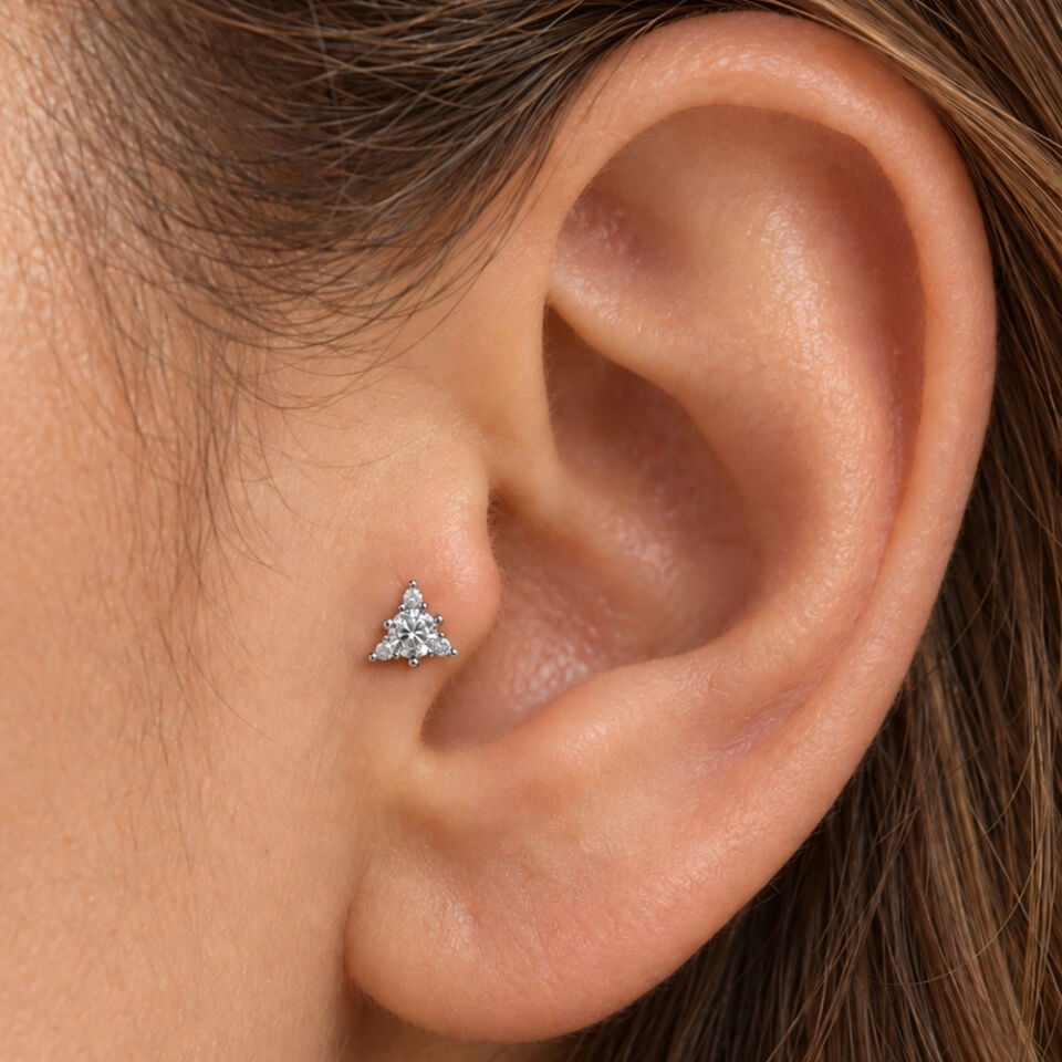 ucgen-tragus-piercing