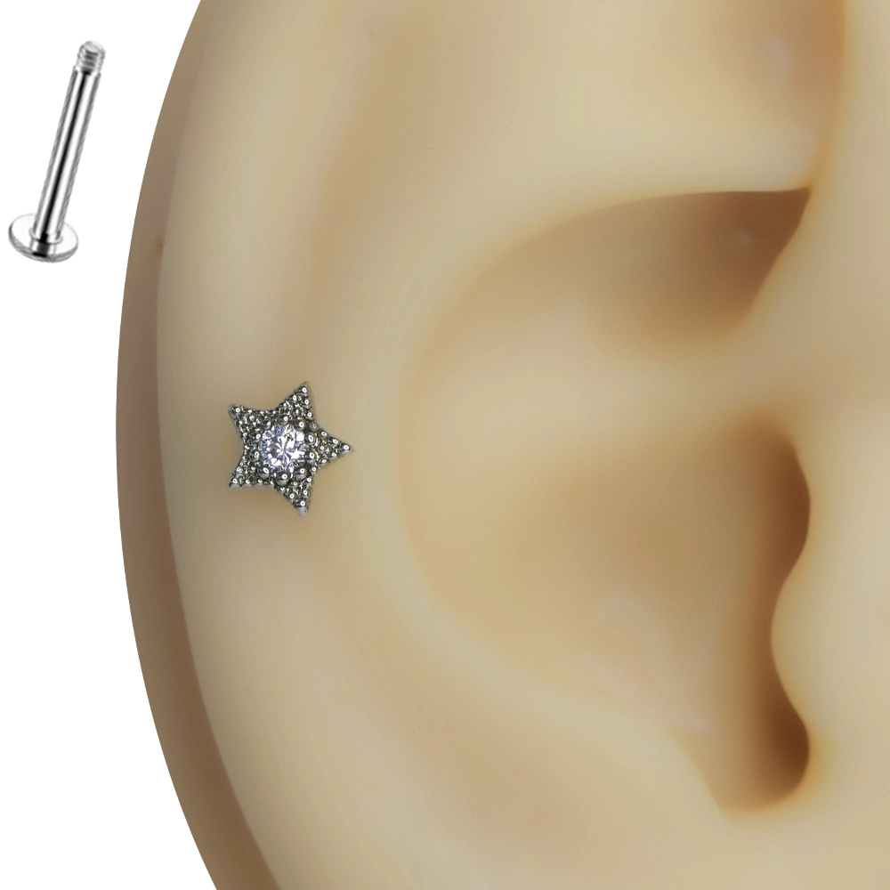 Kulağın kıkırdak bölgesinde sergilenen zirkon taşlı yıldız flatback piercing