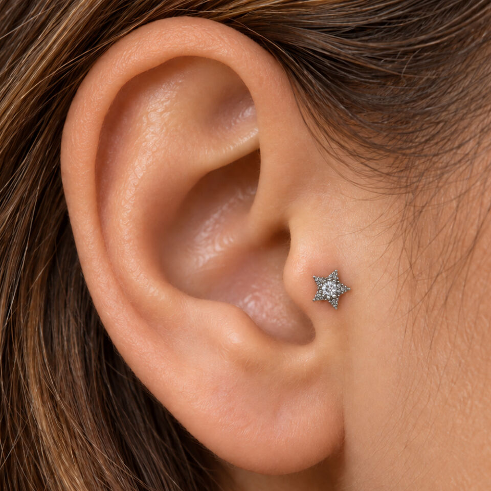 tek-tasli-yildiz-tragus-piercing-kulakta-durusu