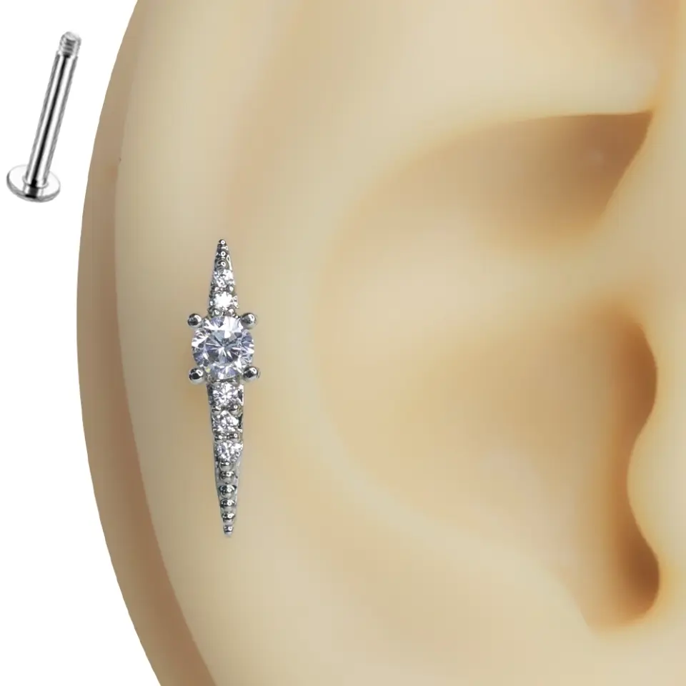 Kulak üzerinde dikey formda sergilenen zirkon taşlı buz salkımı flatback piercing
