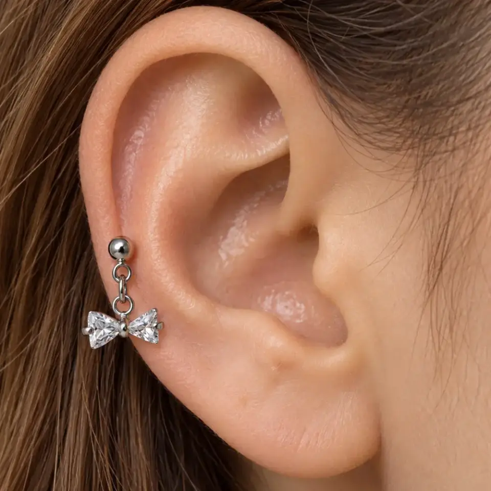 fiyonk-sallantili-helix-piercing