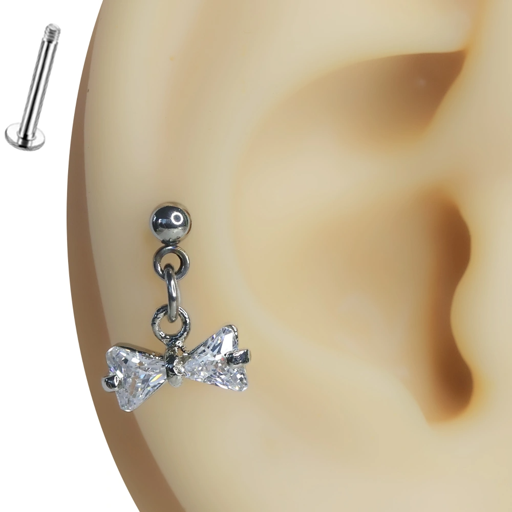 Kulak üzerinde sergilenen zirkon taşlı Kristal Fiyonk flatback piercing