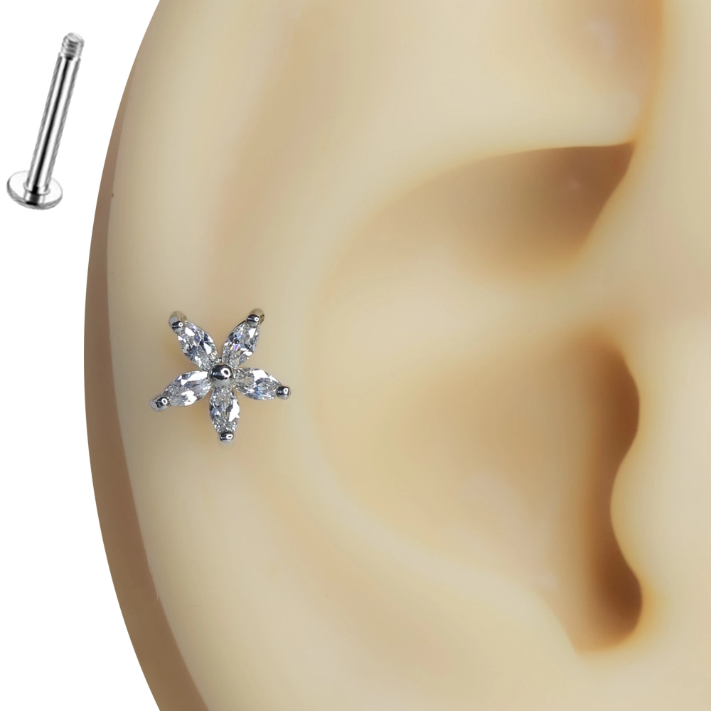 Kulağın kıkırdak dokusunda sergilenen zirkon taşlı çiçek figürlü flatback piercing