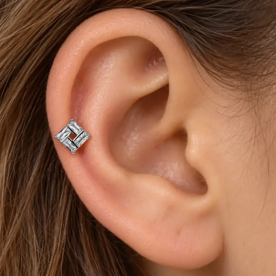 kare-tas-helix-piercing