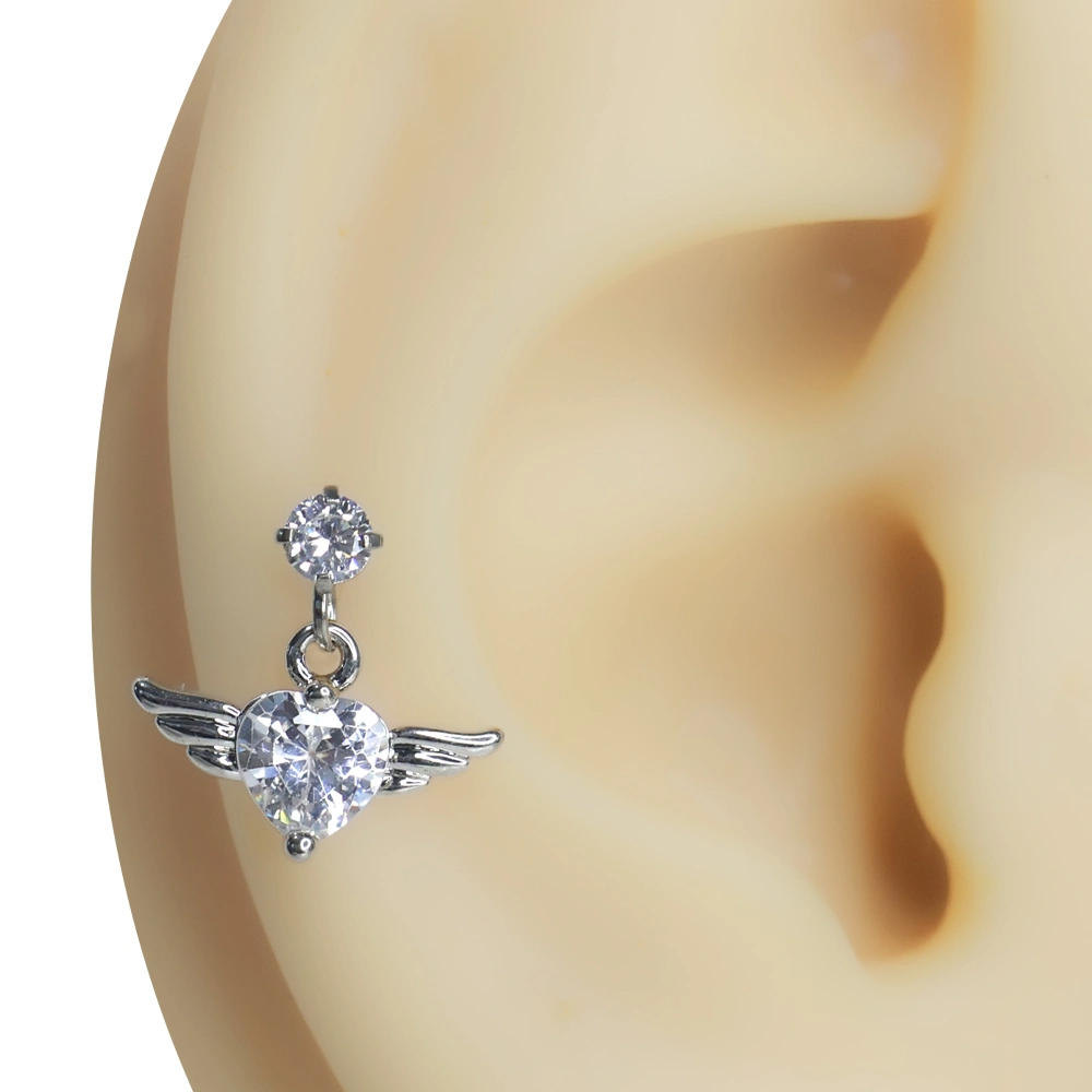 Kulak kıkırdağında sergilenen zirkon taşlı kanatlı kalp figürlü tragus helix kıkırdak piercing