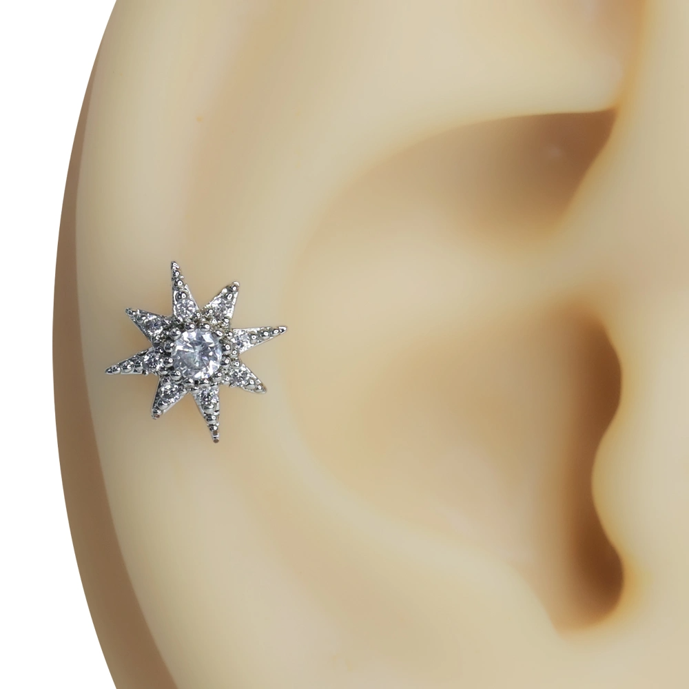 Kulak kıkırdağında sergilenen zirkon taşlı yıldız formunda tragus helix kıkırdak piercing