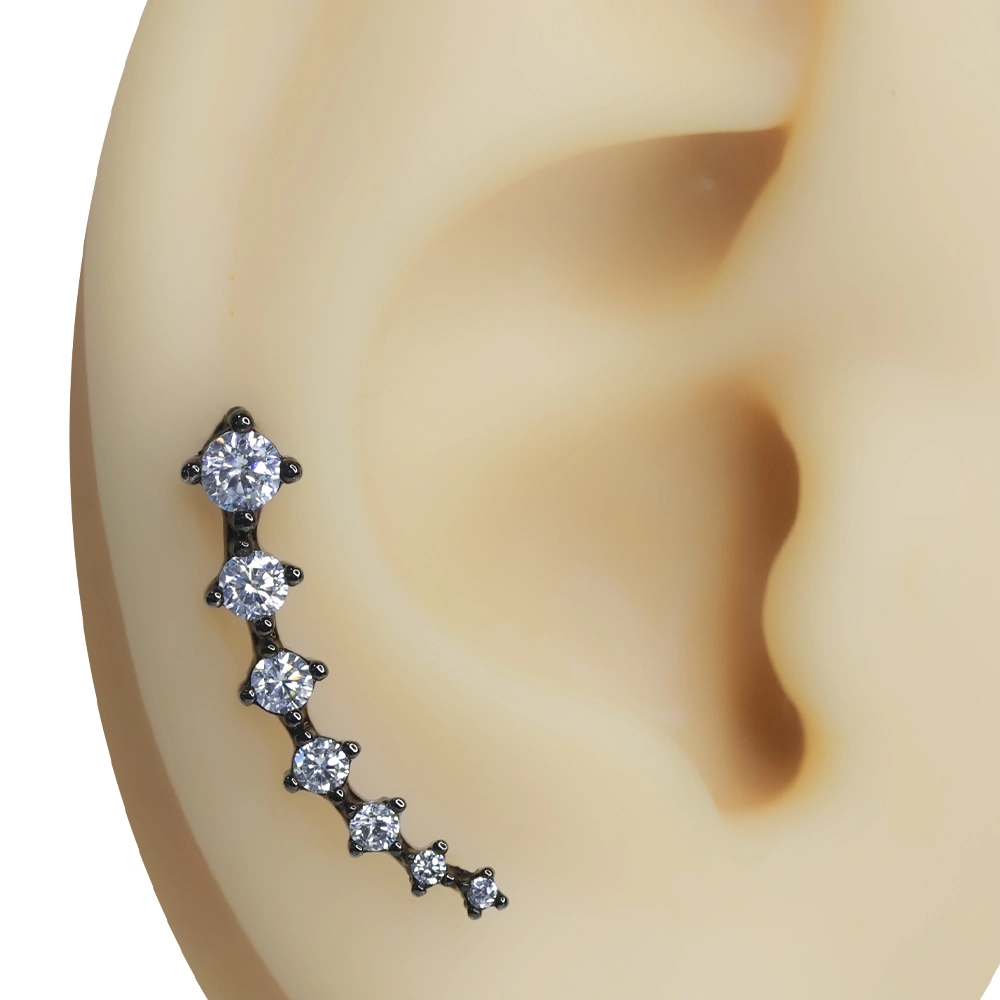 Kulak kavisinde sergilenen siyah kaplama yedi taşlı tragus helix kıkırdak piercing