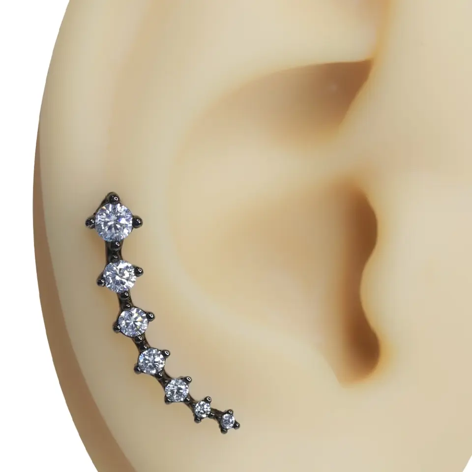 Kulak kavisinde sergilenen siyah kaplama yedi taşlı tragus helix kıkırdak piercing