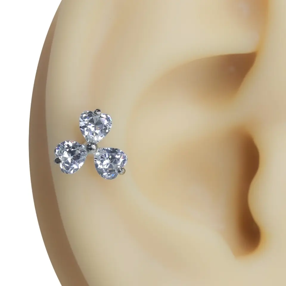 Kulak üzerinde sergilenen zirkon taşlı gümüş renkli Üç Kalp tragus helix kıkırdak piercing