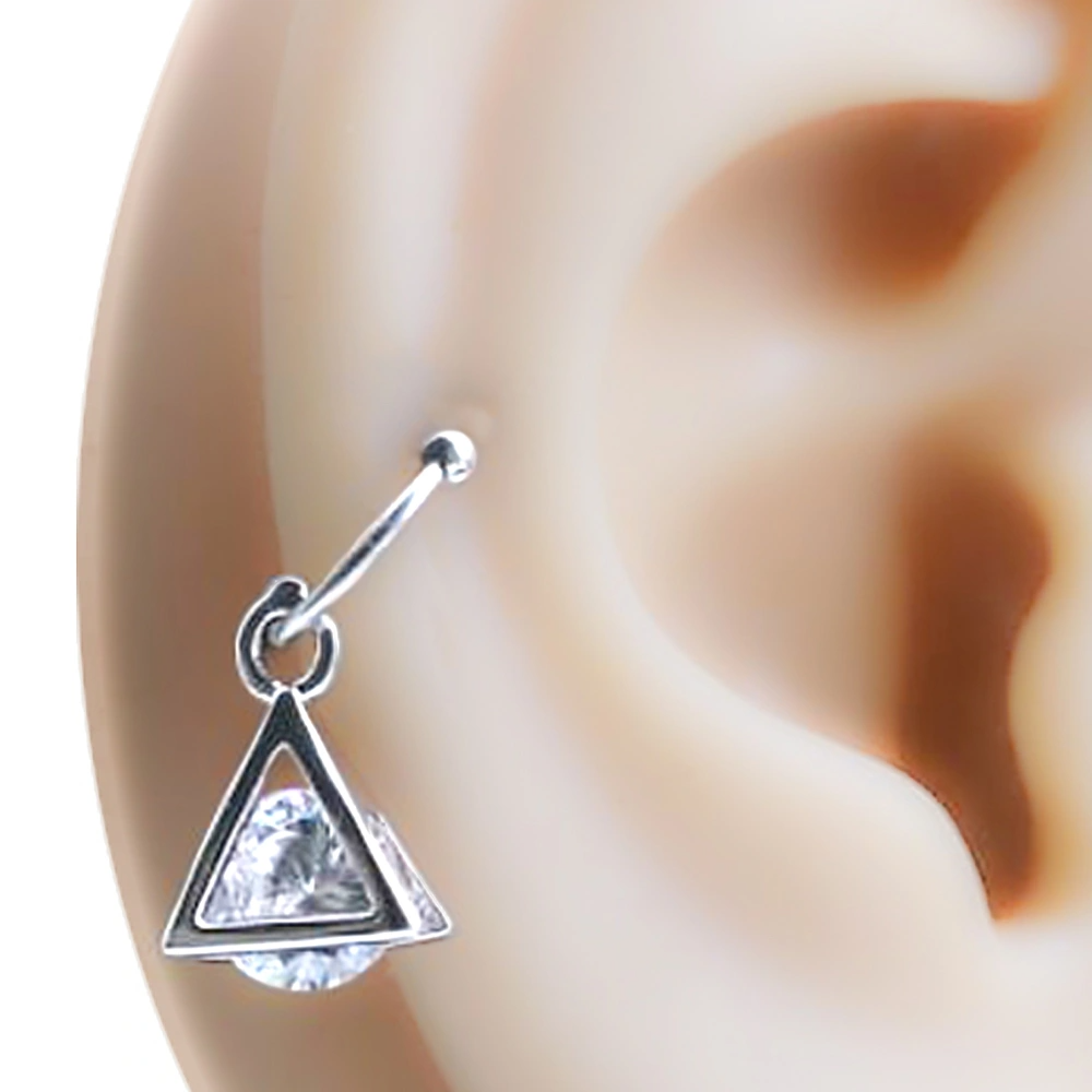Kulak kıkırdağında sallantılı piramit figürlü zirkon taşlı helix kıkırdak piercing