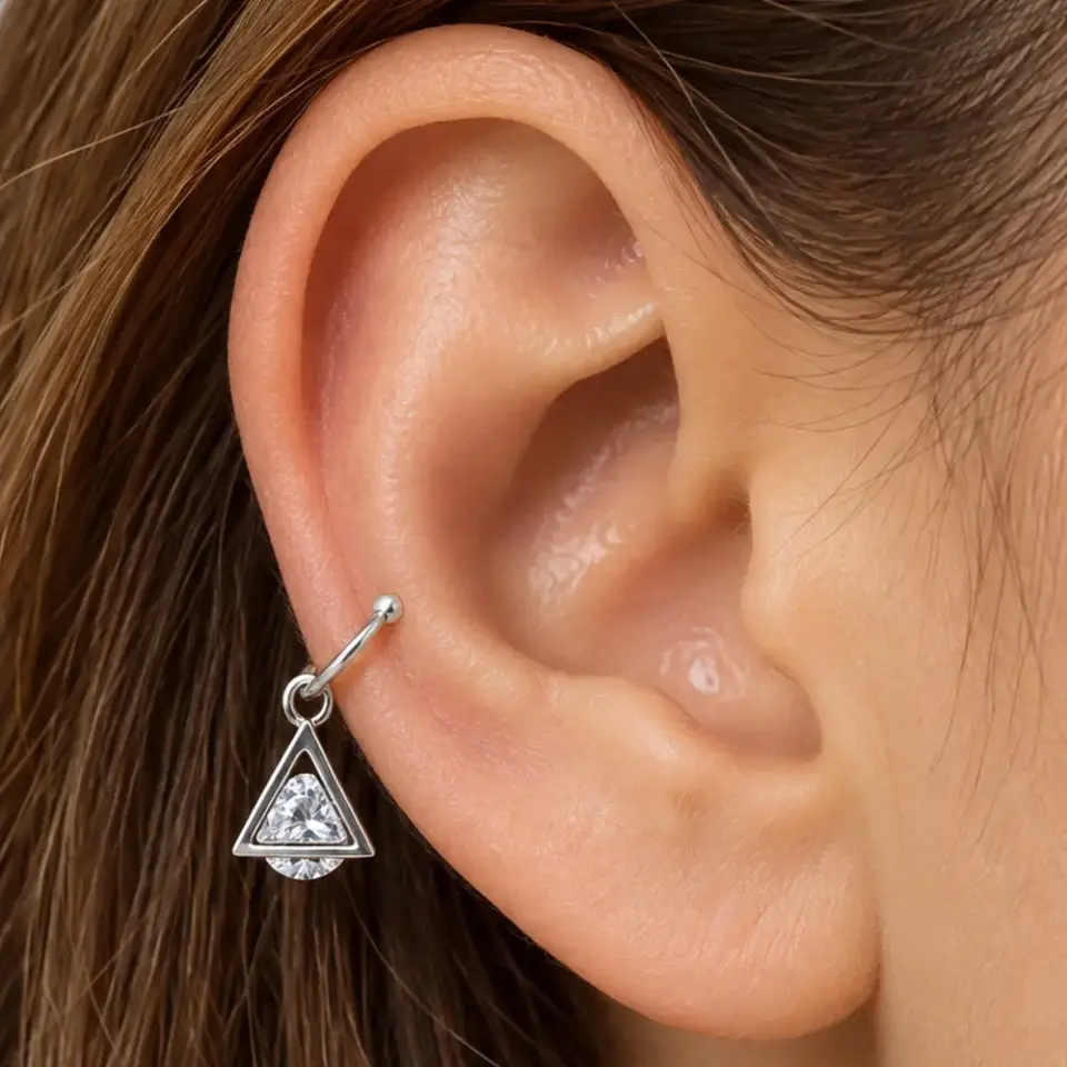 ücgen-halkali-helix-piercing