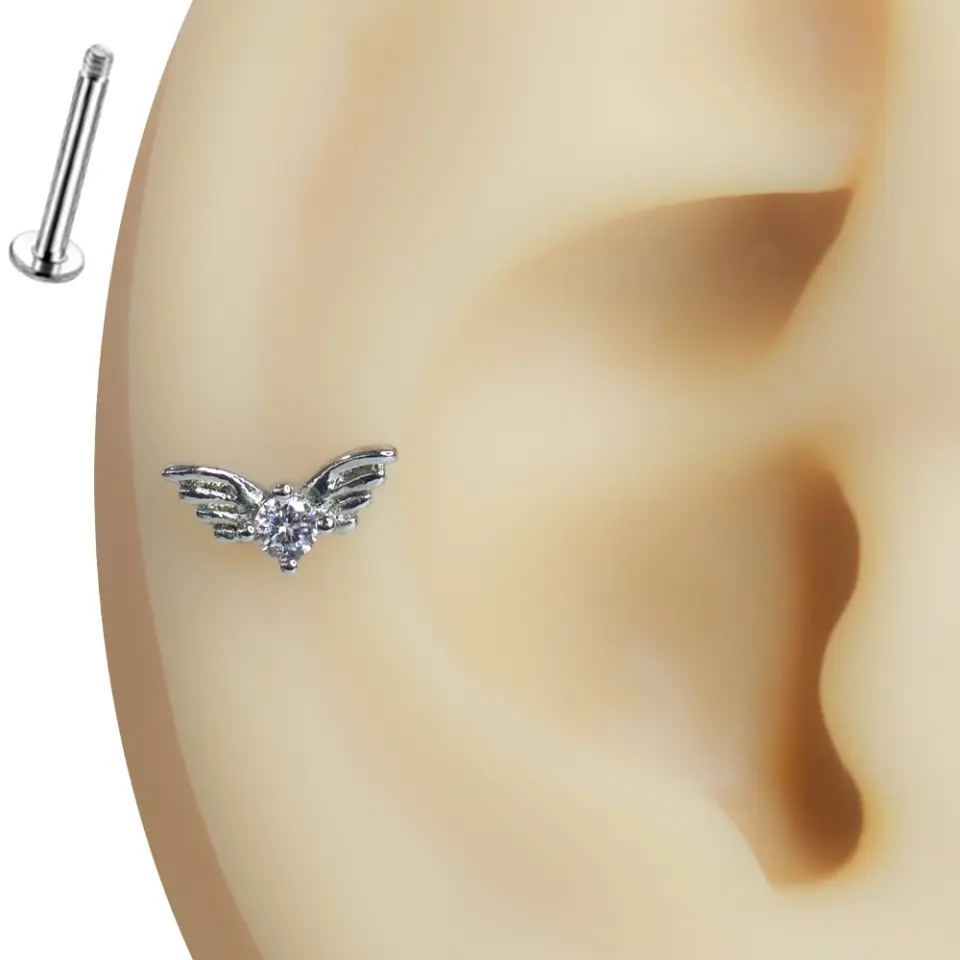 Kulak kıkırdağında sergilenen kanat figürlü zirkon taşlı tragus helix kıkırdak piercing