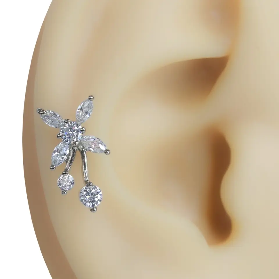 Kulak kıkırdağında sergilenen sallantılı çiçek figürlü zirkon taşlı tragus helix kıkırdak piercing