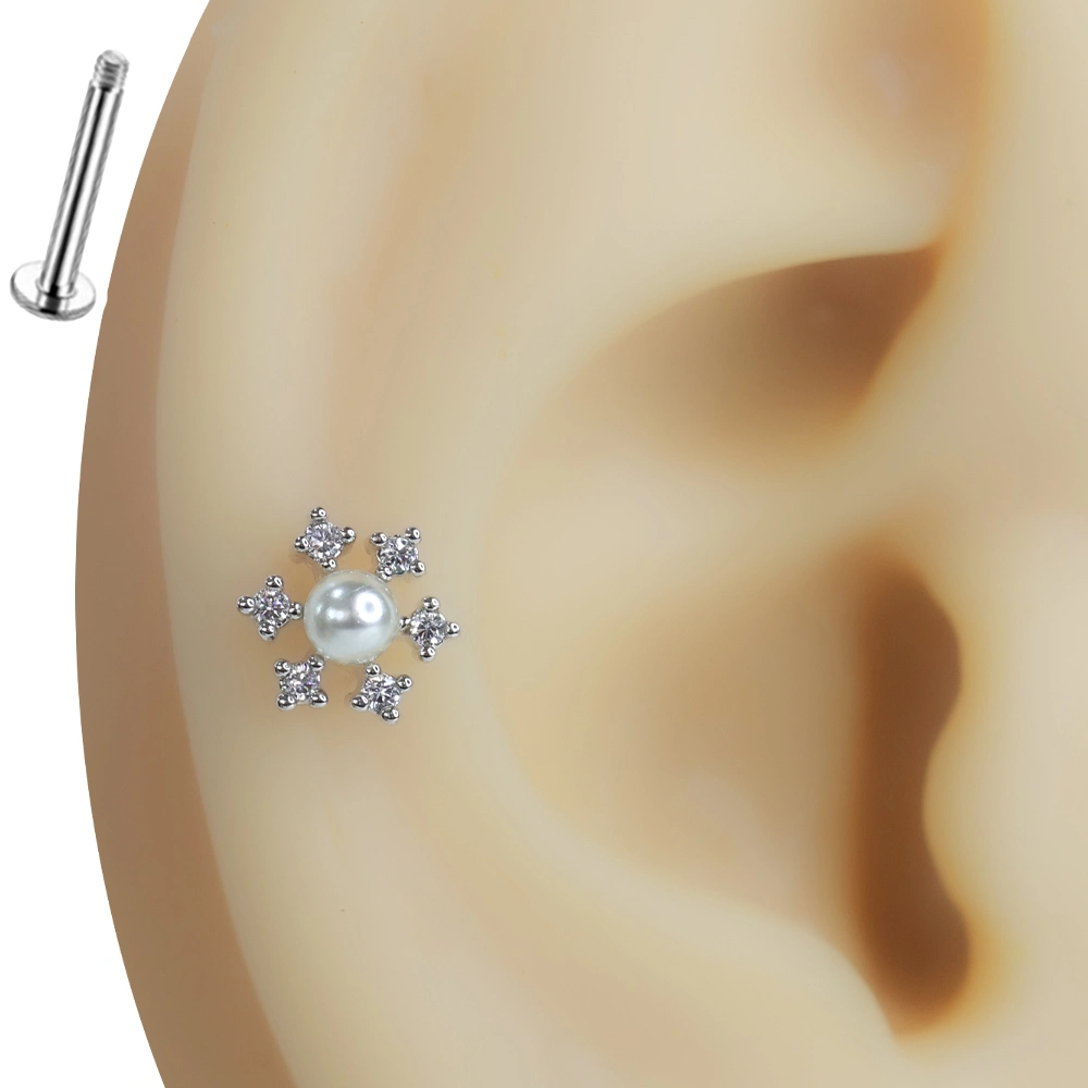 Kulak kıkırdağı üzerinde sergilenen kar tanesi figürlü ve inci detaylı tragus helix kıkırdak piercing