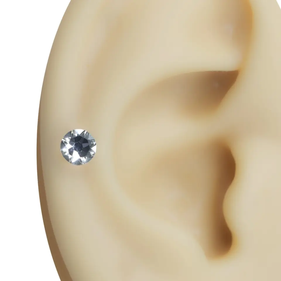 Kulak kıkırdağında zarif duruş sergileyen tek taşlı pırıltı tragus helix kıkırdak piercing
