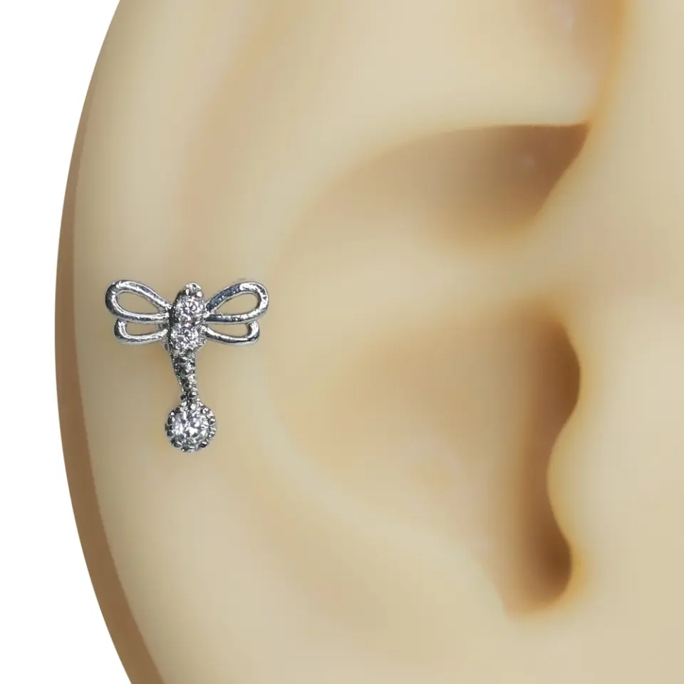 Kulak üzerinde sergilenen zirkon taşlı yusufçuk model tragus helix kıkırdak piercing
