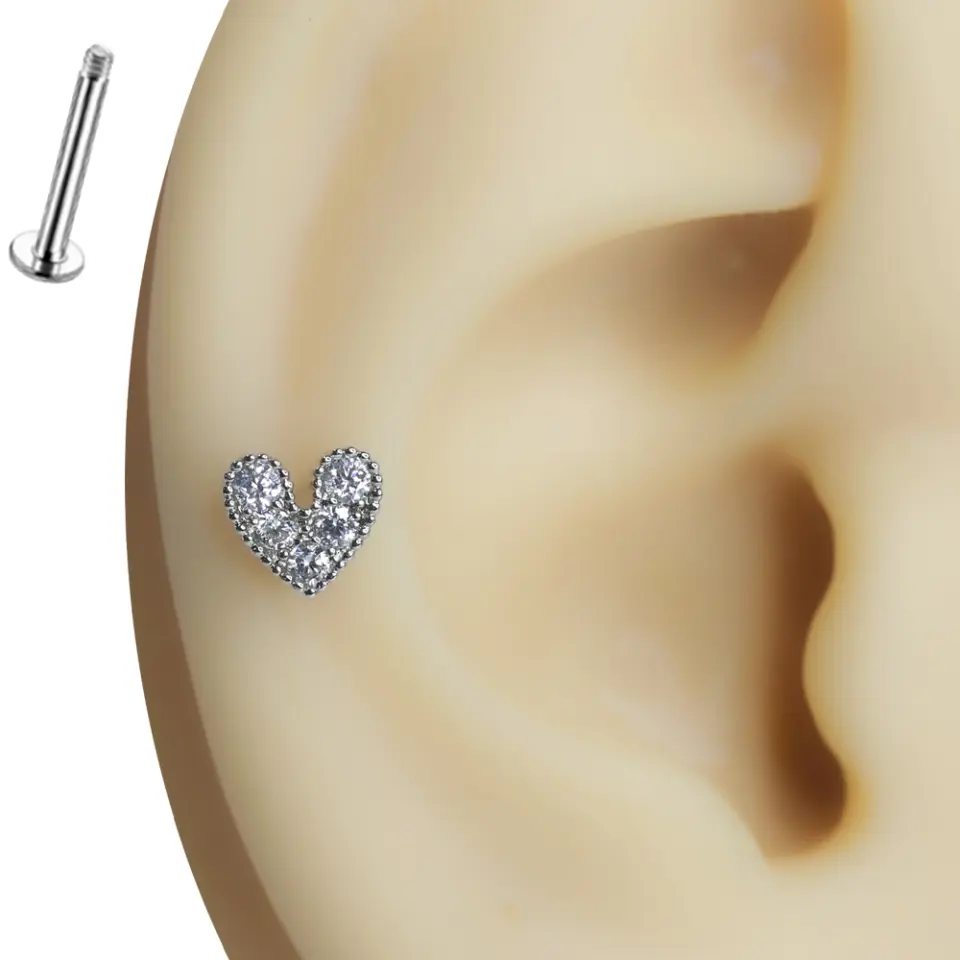 Kulak kıkırdağında romantik kalp formunda duran zirkon taşlı tragus helix kıkırdak piercing