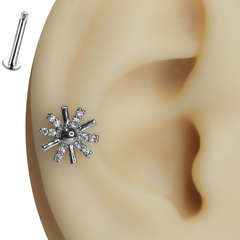 Kulak üzerinde ışıldayan zirkon taşlı pırıltılı an tragus helix kıkırdak piercing modeli