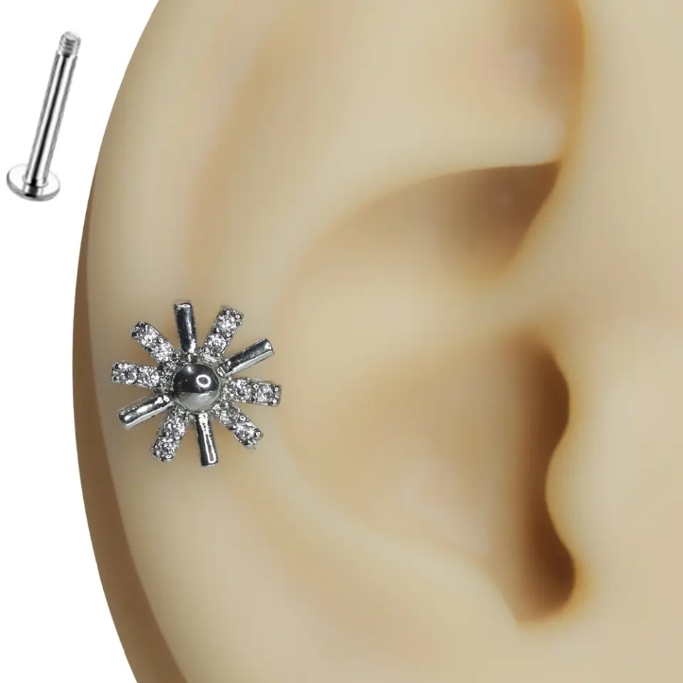 Kulak üzerinde ışıldayan zirkon taşlı pırıltılı an tragus helix kıkırdak piercing modeli