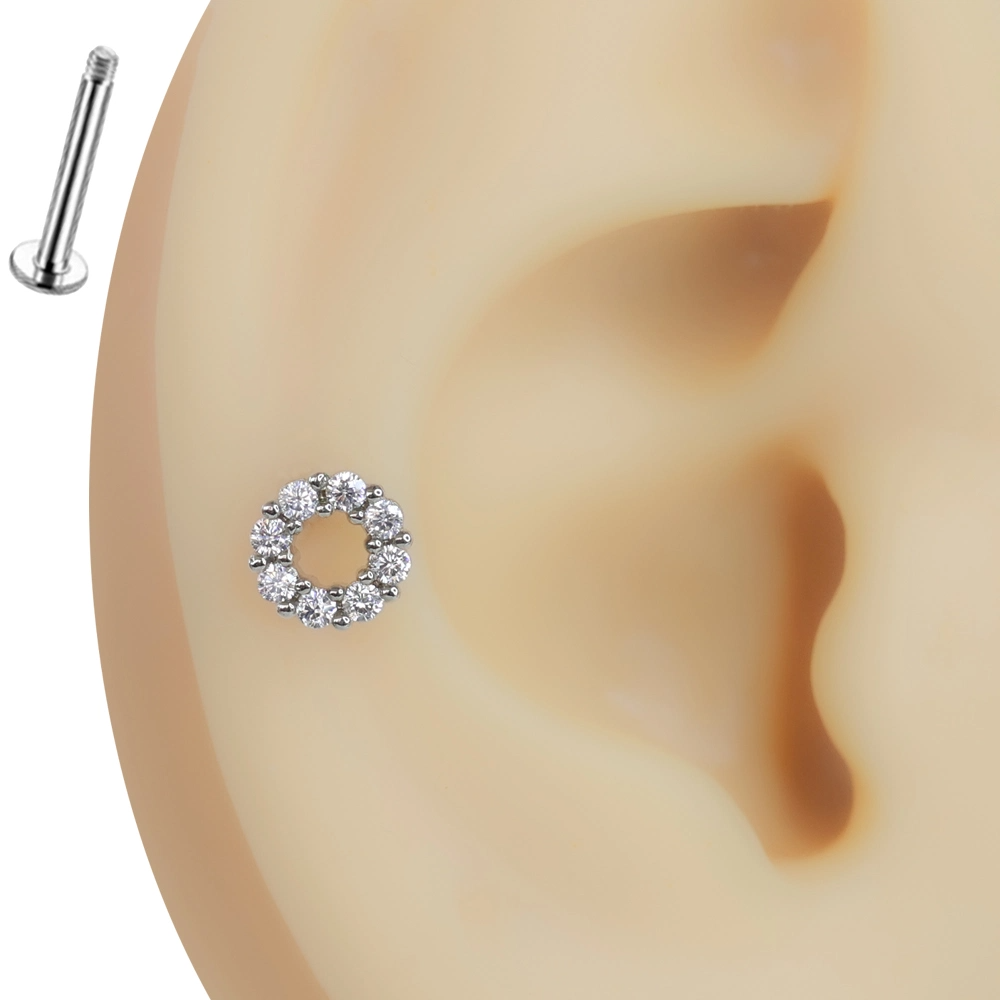 Kulak üzerinde sergilenen zirkon taşlı sonsuz döngü tragus helix kıkırdak piercing