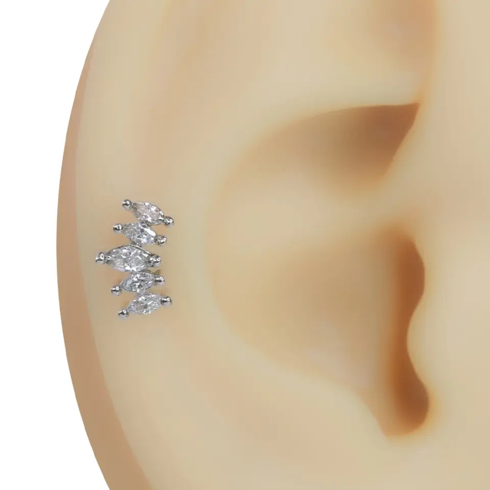 Kulakta duruşu sergilenen pırıltılı akış model zirkon taşlı tragus helix kıkırdak piercing