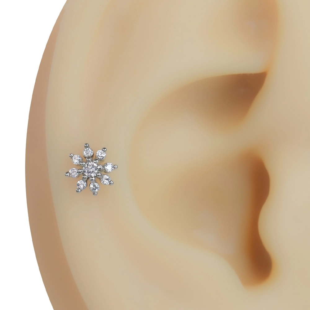 Kulak kıkırdağı üzerinde duran ışıltılı kar çiçeği model zirkon taşlı tragus helix kıkırdak piercing
