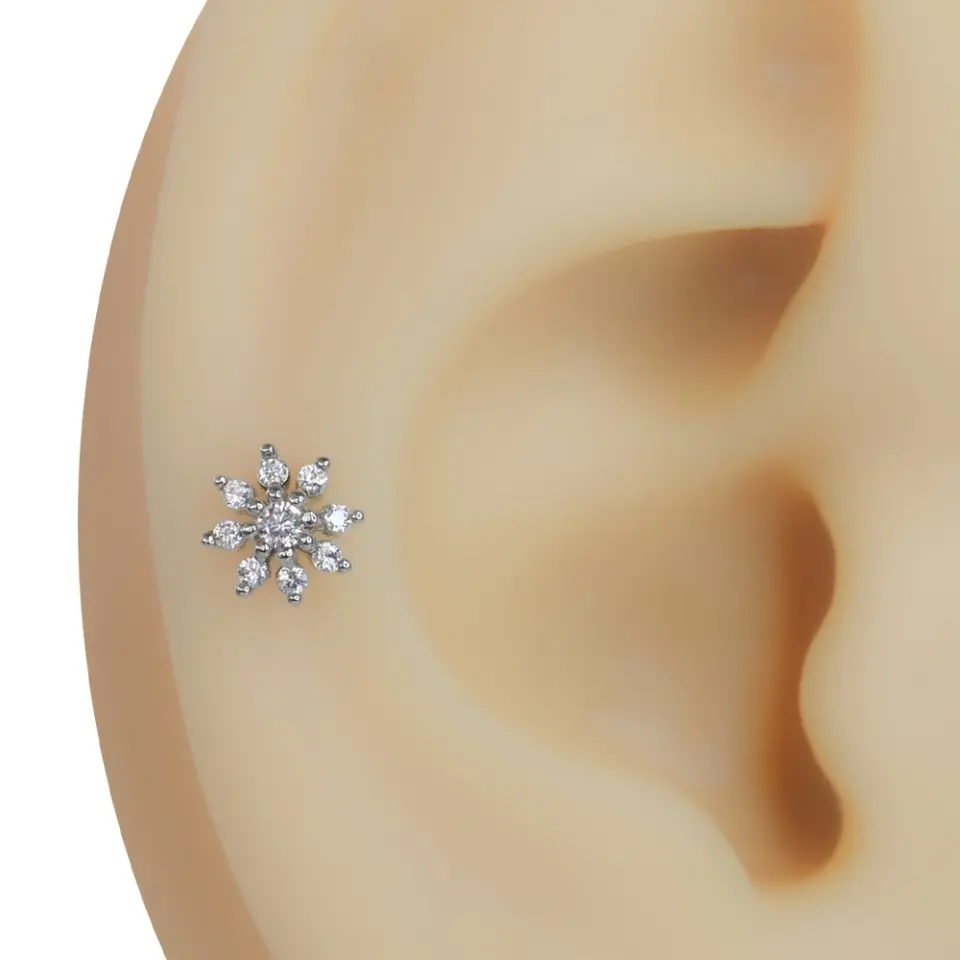 Kulak kıkırdağı üzerinde duran ışıltılı kar çiçeği model zirkon taşlı tragus helix kıkırdak piercing