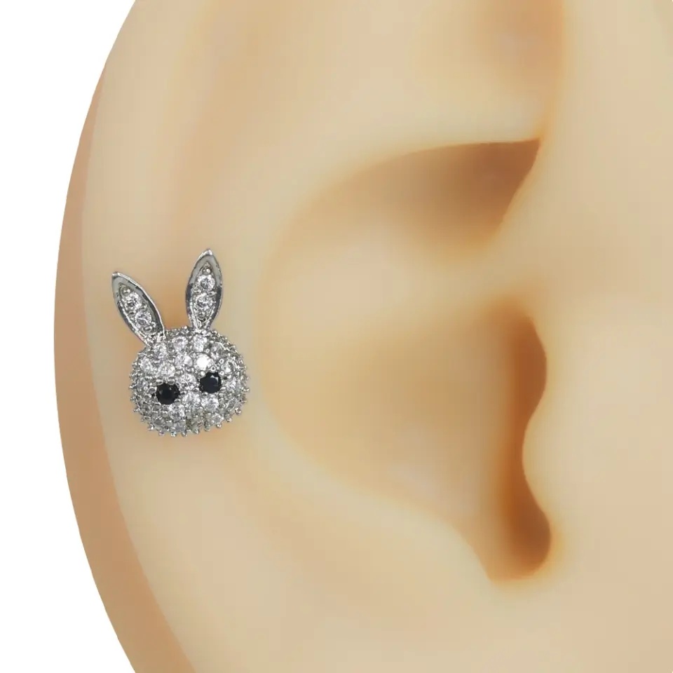 Kulak üzerinde sergilenen zirkon taşlı tavşan figürlü parlak kulaklar tragus helix kıkırdak piercing