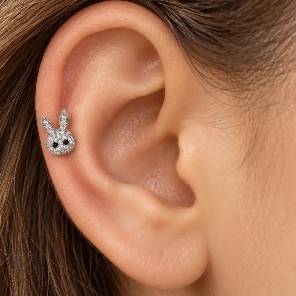 tavsan-helix-piercing