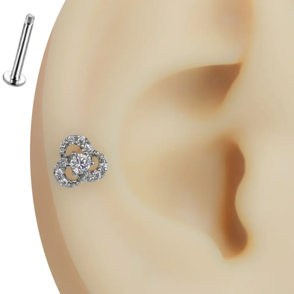 Kulak üzerinde sergilenen zirkon taşlı üçlü bağ model tragus helix kıkırdak piercing