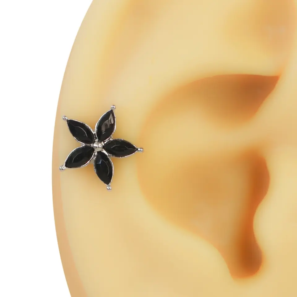 Gotik ve alternatif tarza uygun beş yapraklı siyah çiçek tasarımlı helix piercing