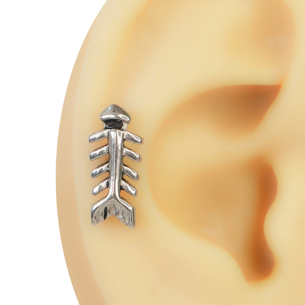 Kulakta dik duran uzun ve özgün tasarımıyla dikkat çeken taşsız balık kılçığı piercingi