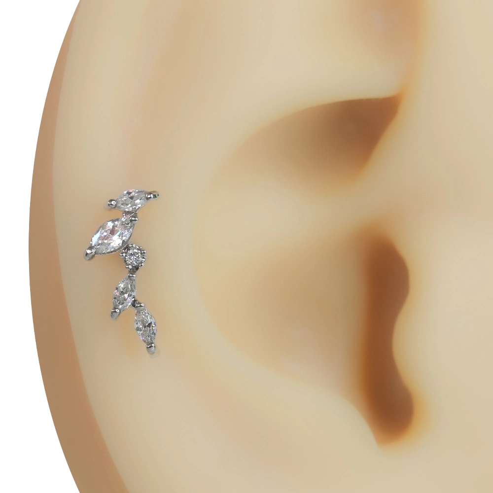 Kulak kıkırdağı kıvrımında sergilenen zirkon taşlı Kristal Dalı model tragus helix kıkırdak piercing