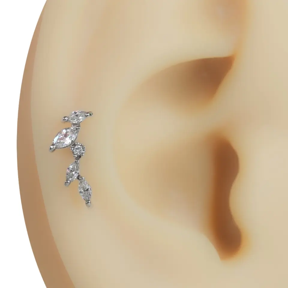 Kulak kıkırdağı kıvrımında sergilenen zirkon taşlı Kristal Dalı model tragus helix kıkırdak piercing