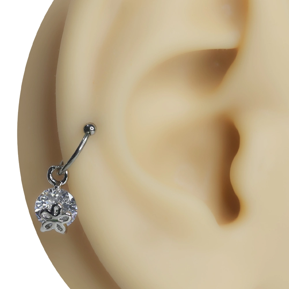 Kulak kıkırdağına takılmış sallantılı papatya figürlü zirkon taşlı tragus helix kıkırdak piercing