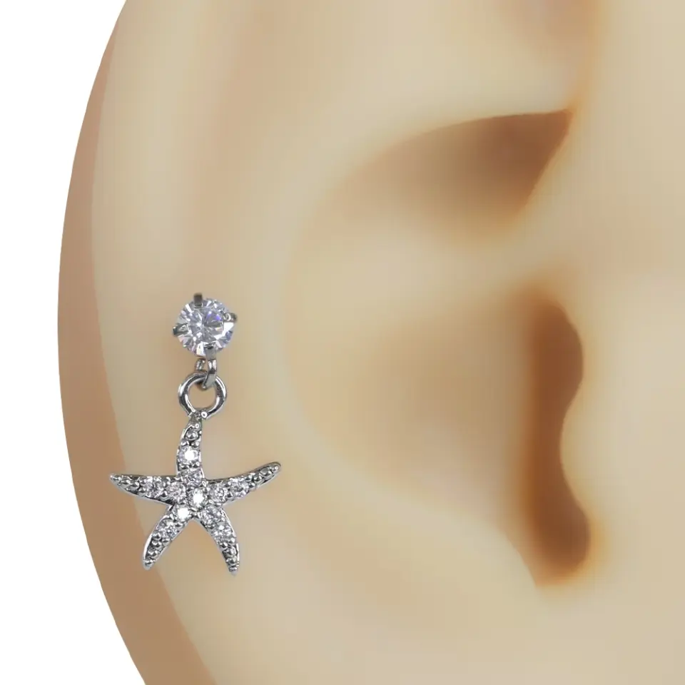 Kulak üzerinde sergilenen sallantılı yıldız figürlü zirkon taşlı tragus helix kıkırdak piercing
