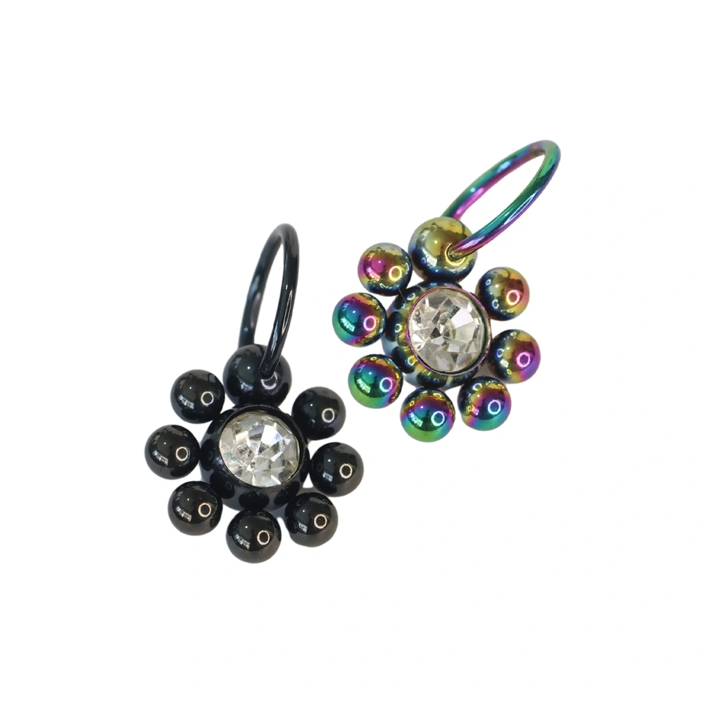 Ortasında yuvarlak zirkon taş ve çevresinde metal küre detayları bulunan siyah ve gökkuşağı renkli halka piercing modelleri.