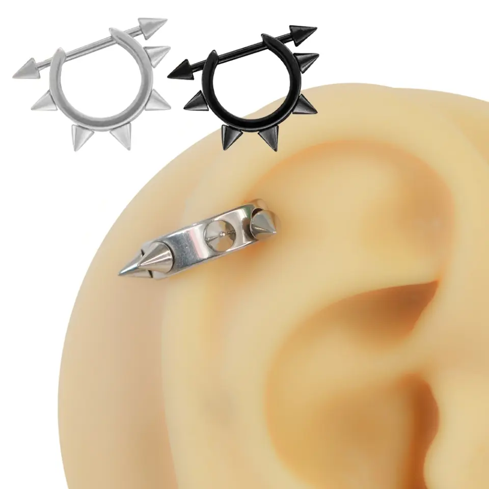 Kulak üzerinde duran, sivri spike uçlarla süslenmiş gümüş renkli metalik yarım halka piercing modeli.