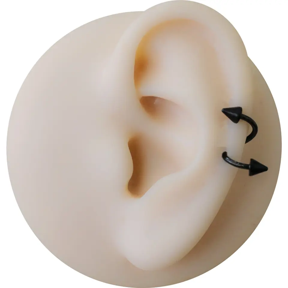 Dudak ve tragus bölgesinde sergilenen siyah kararmayan spike spiral dudak kıkırdak halka piercing