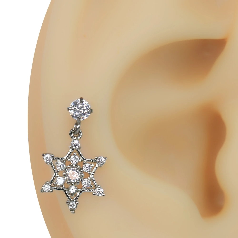 Kulak üzerinde sergilenen zirkon taşlı yıldız figürlü tragus helix kıkırdak piercing
