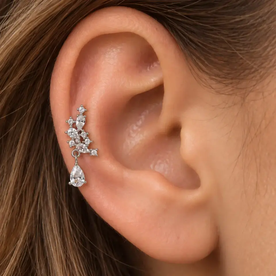 damla-sallantili-helix-piercing