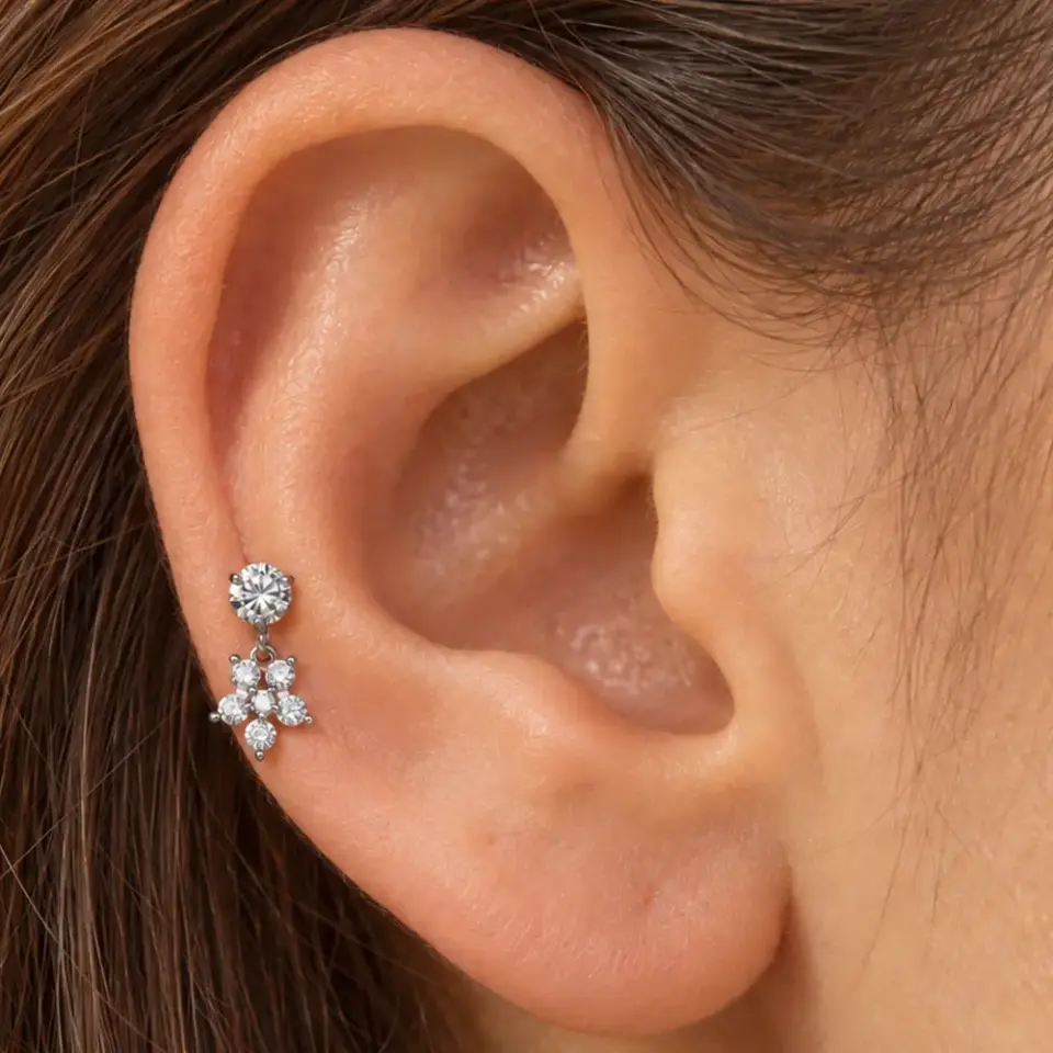 cicek-sallantili-helix-piercing