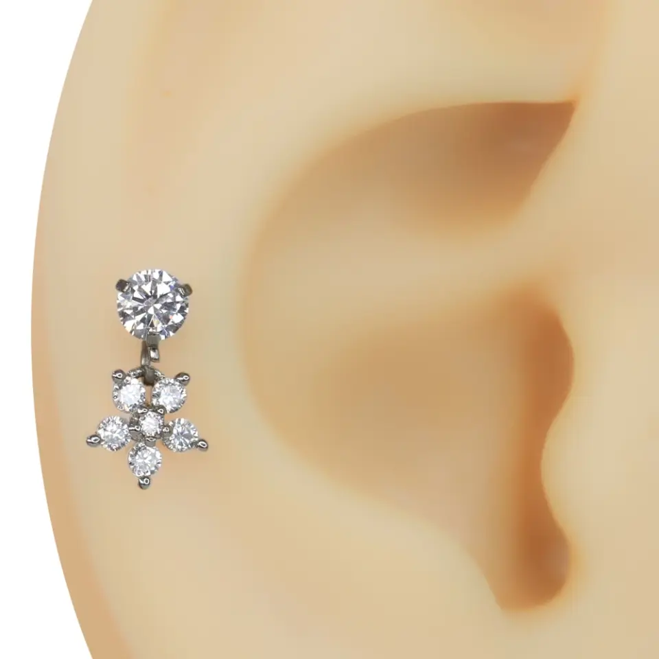Kulakta sergilenen çiçek figürlü zirkon taşlı tragus helix kıkırdak piercing