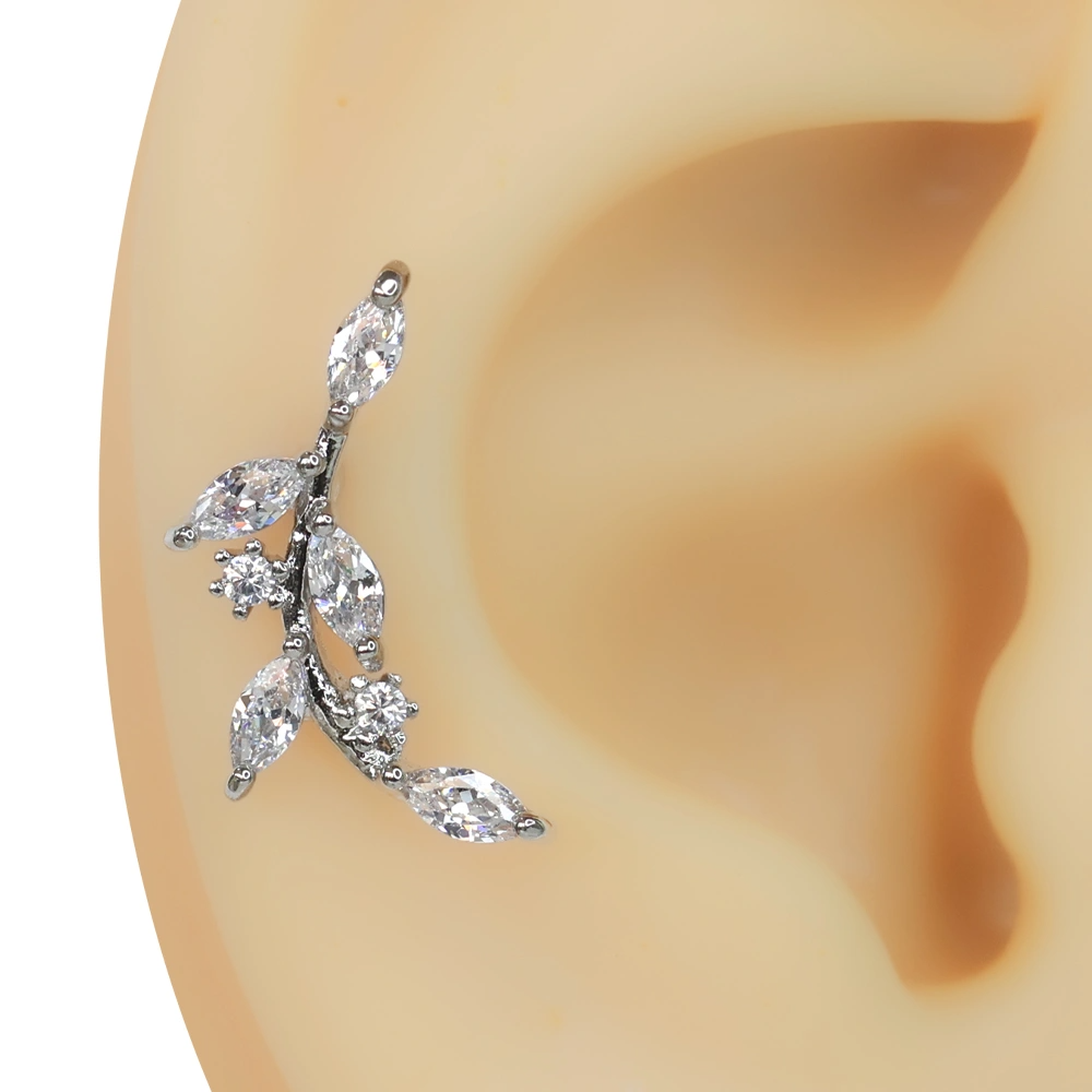 Kulak kıkırdağında bahar dalı formunda duran parlak zirkon taşlı tragus helix kıkırdak piercing