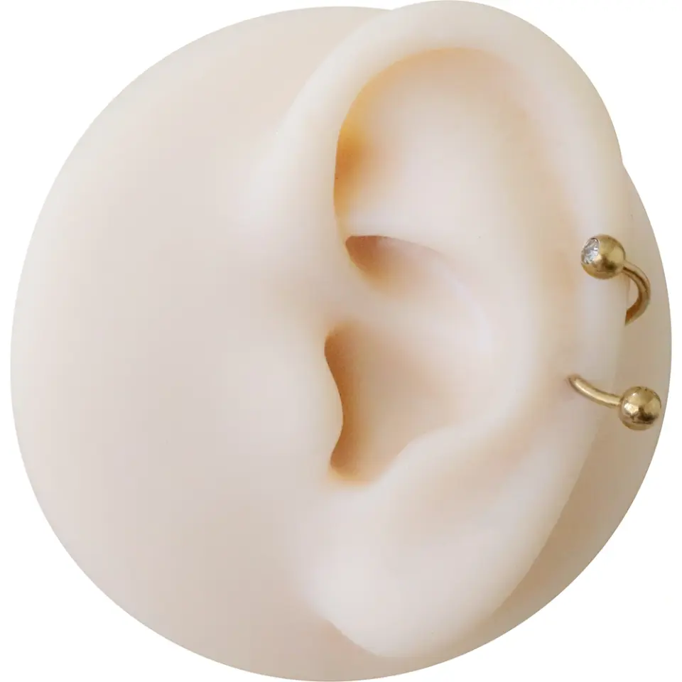 Dudak ve septum bölgesinde sergilenen altın kararmayan taşlı spiral dudak kıkırdak halka piercing